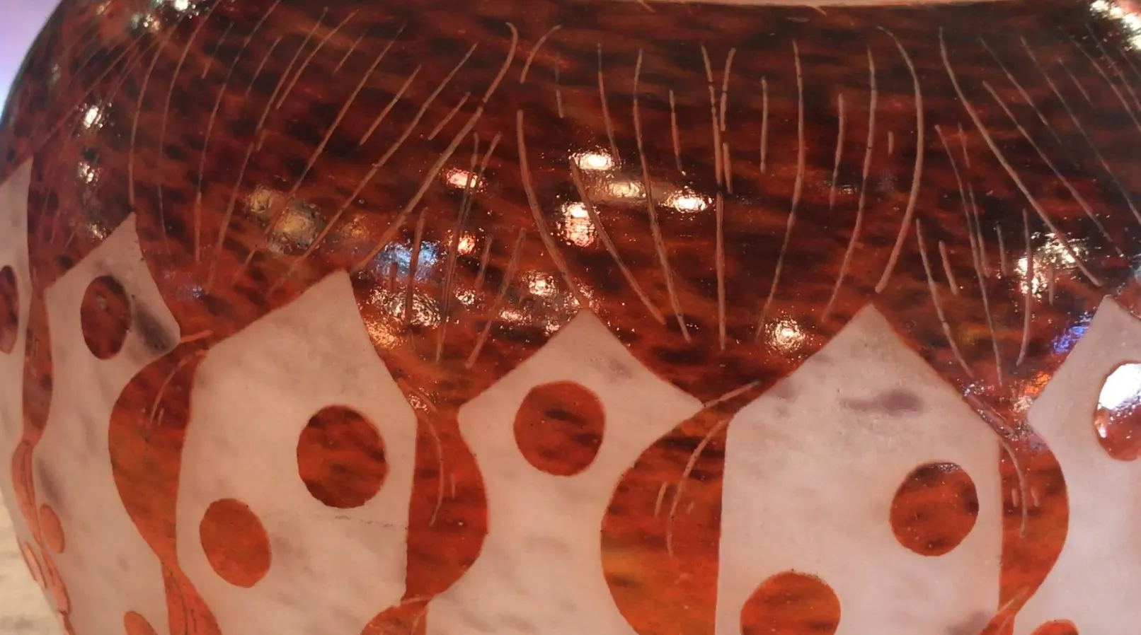 Antikes Glas mit einzigartigem Design und roten Flecken