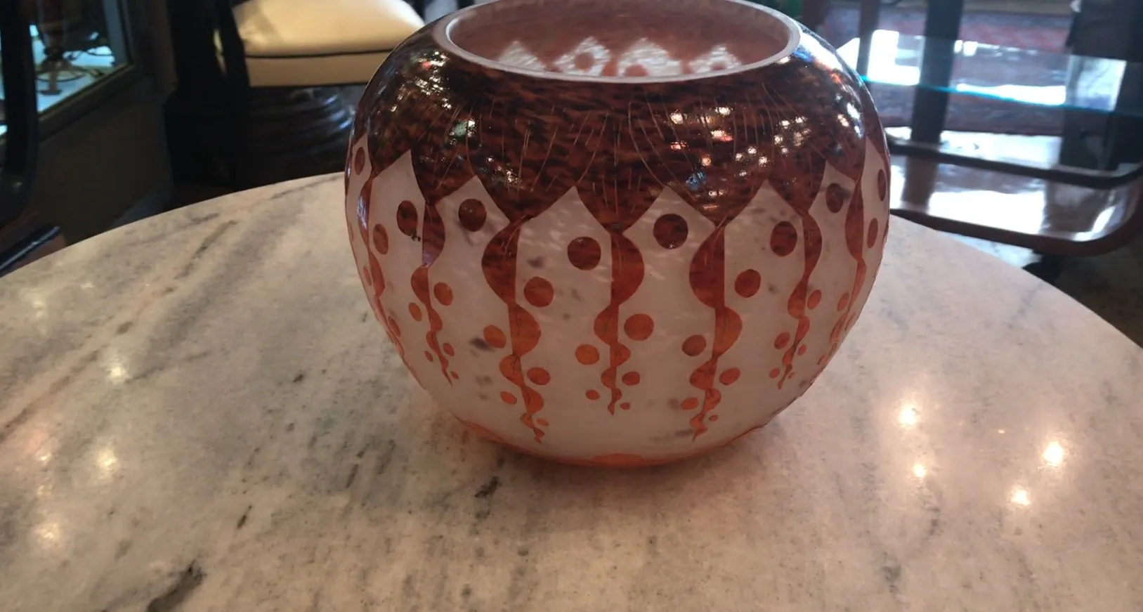 Vetro firmato Le Verre con design intricato su un tavolo