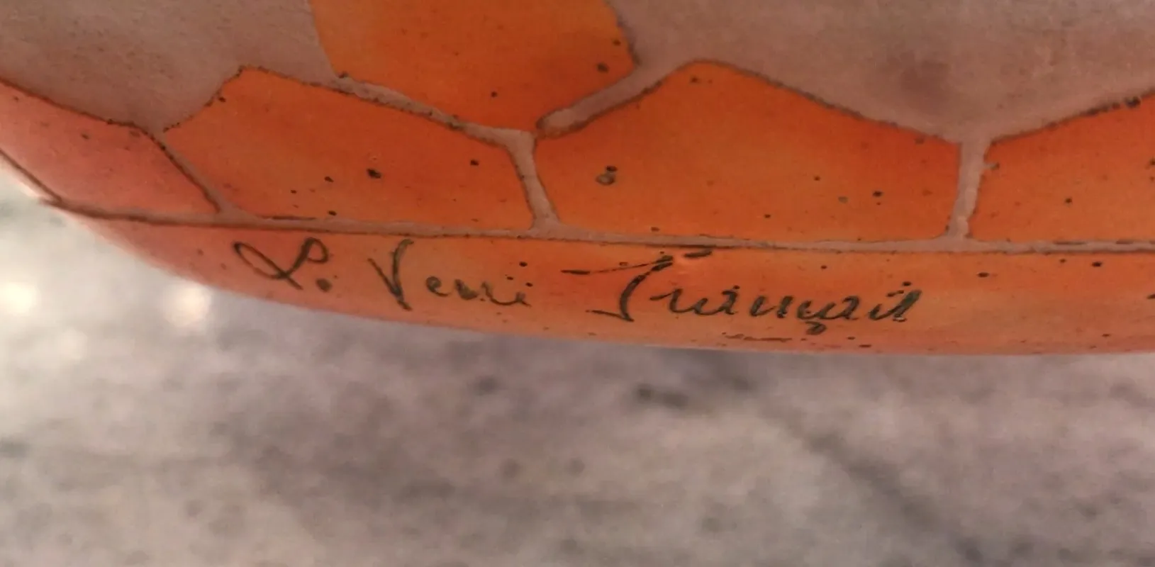 Vitre ancien signé Le Verre, gros plan de la signature