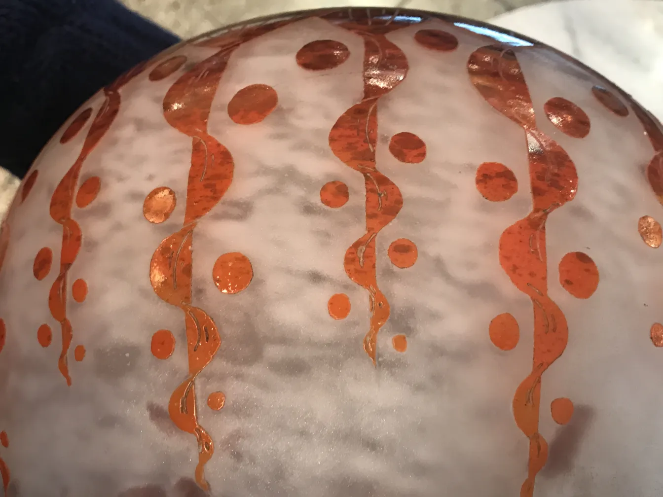 verre signé le verre avec décoration colorée en rouge