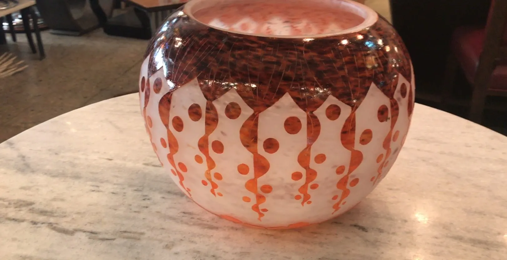 Vidrio decorativo firmado Le Verre, con diseño distintivo