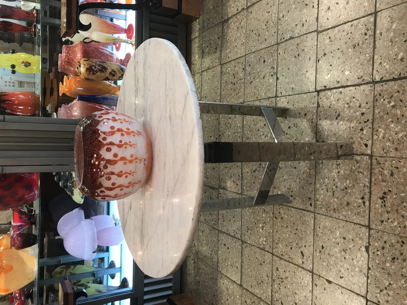 glas schüssel mit kompliziertem design in einem antiken umfeld