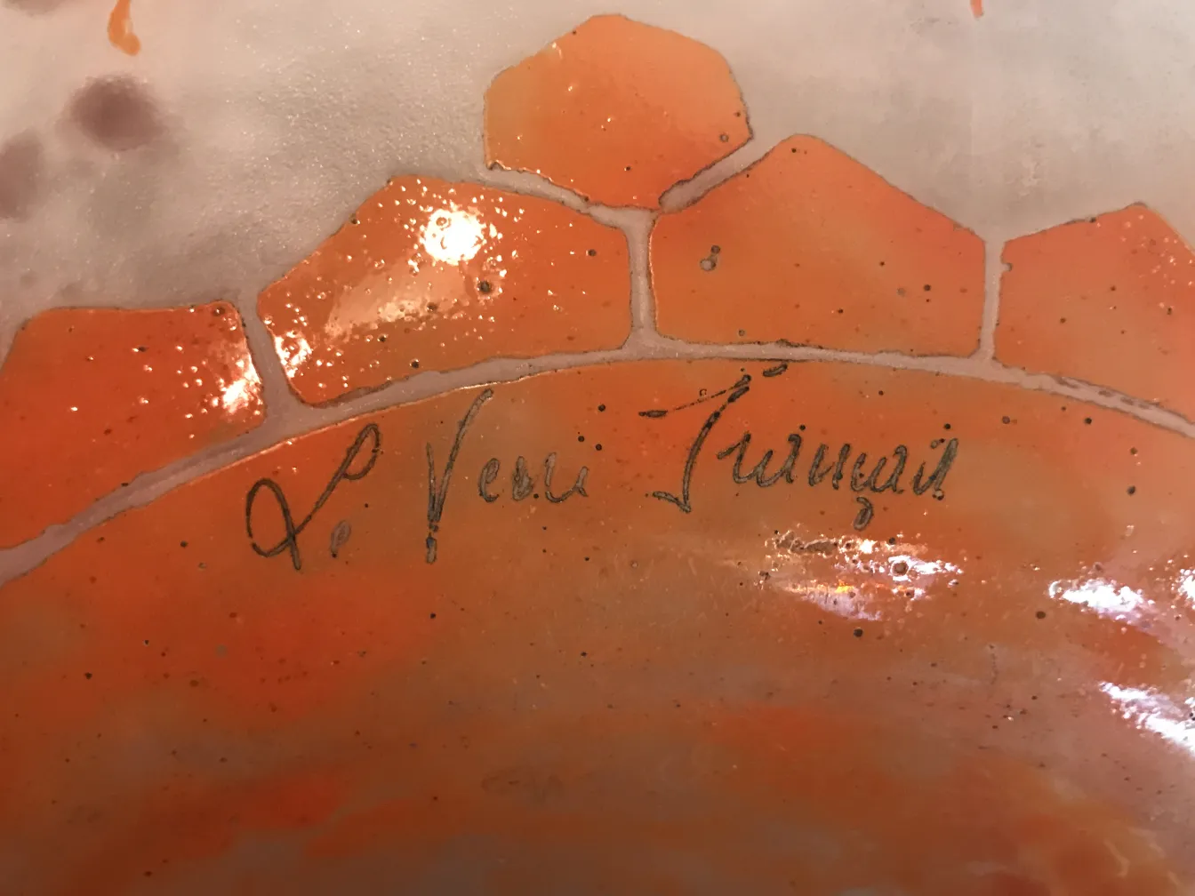 Vidro assinado Le Verre com tons alaranjados e decorações detalhadas.