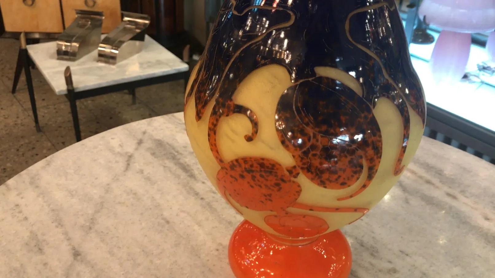 Verre signé décoratif avec un design coloré et stylisé.