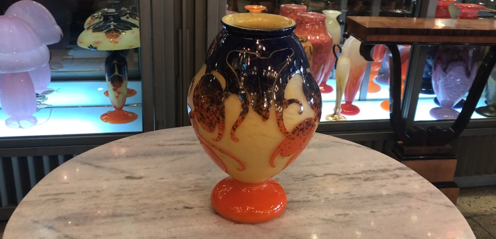 Bella antichità vetro firmato Le Verre con dettagli colorati in un ambiente elegante.