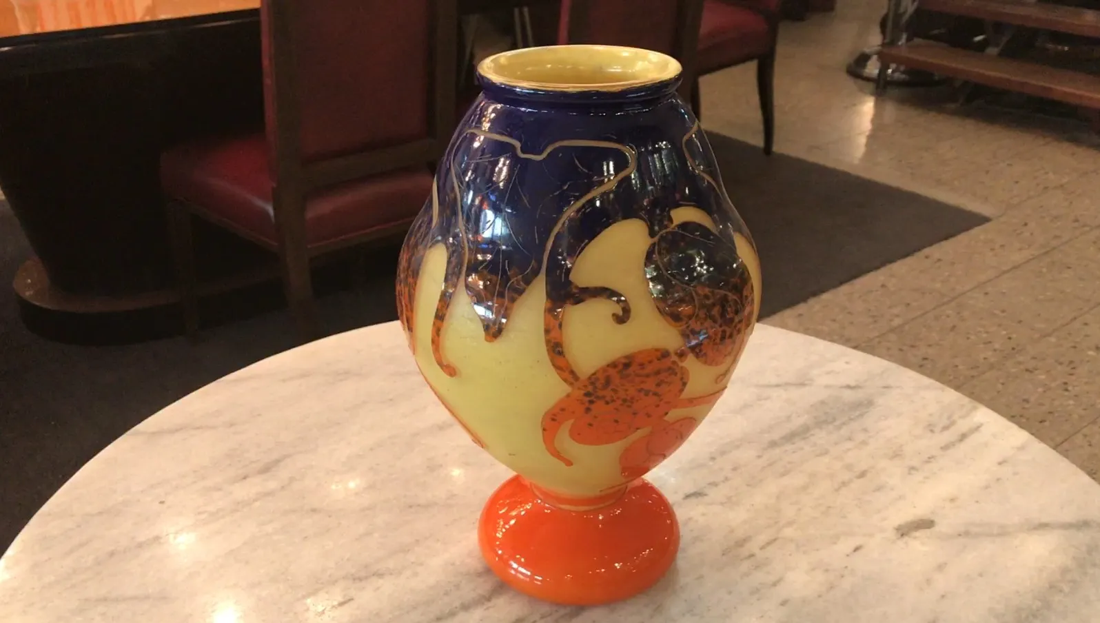 Antigüedad vidrio firmado Le Verre con diseño colorido