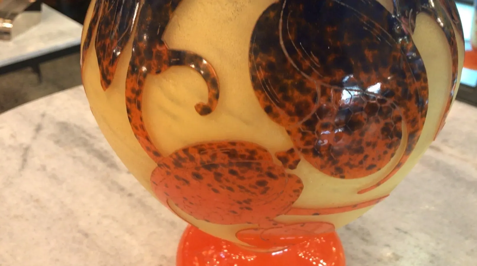 Vidro assinado Le Verre com decoração colorida e detalhes distintos em fundo neutro