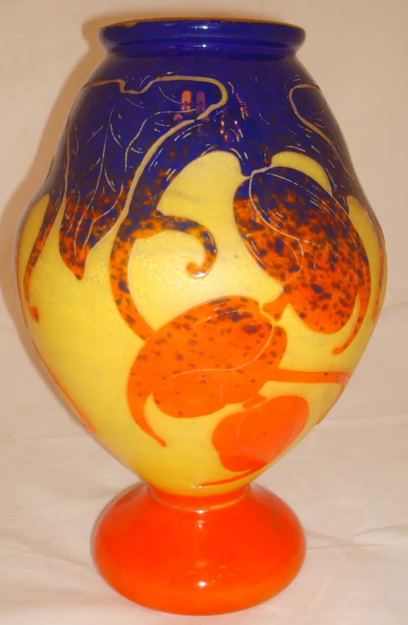 زجاج موقّع قديم Le Verre مع تصميم ملون.