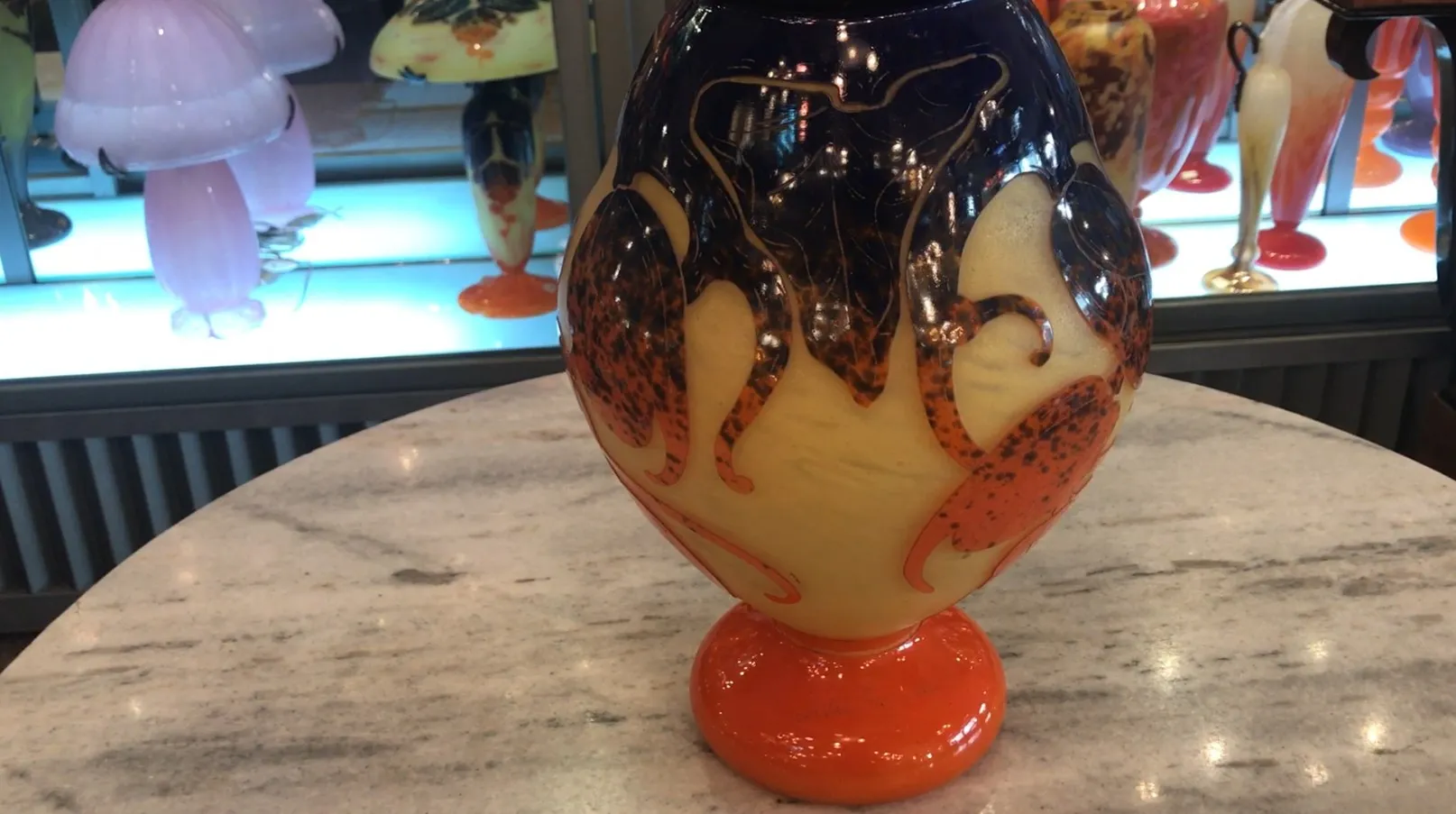 Vidro assinado Le Verre com design decorativo multicolorido em ambiente de antiguidades.