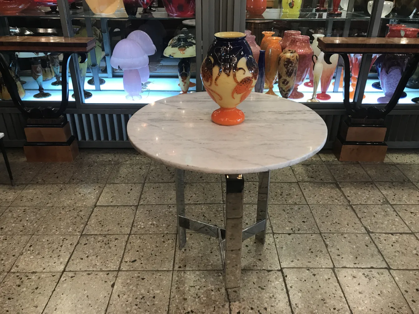 الزجاج الموقّع العتيق (le verre) على طاولة مع خلفية زخرفية