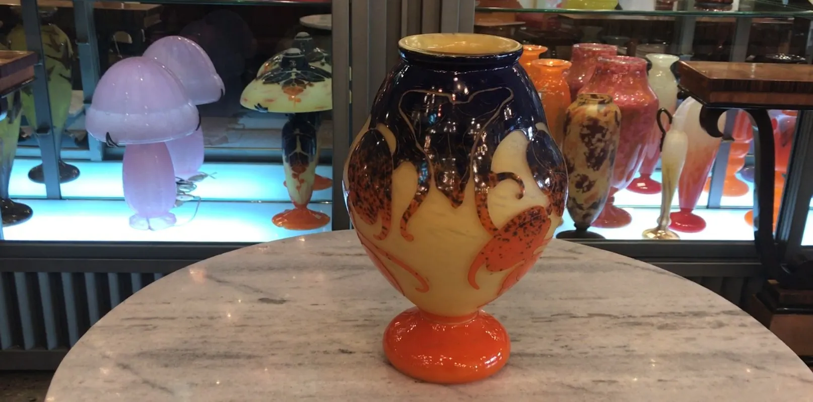 ビビッドな色と複雑なデザインの古い花瓶。