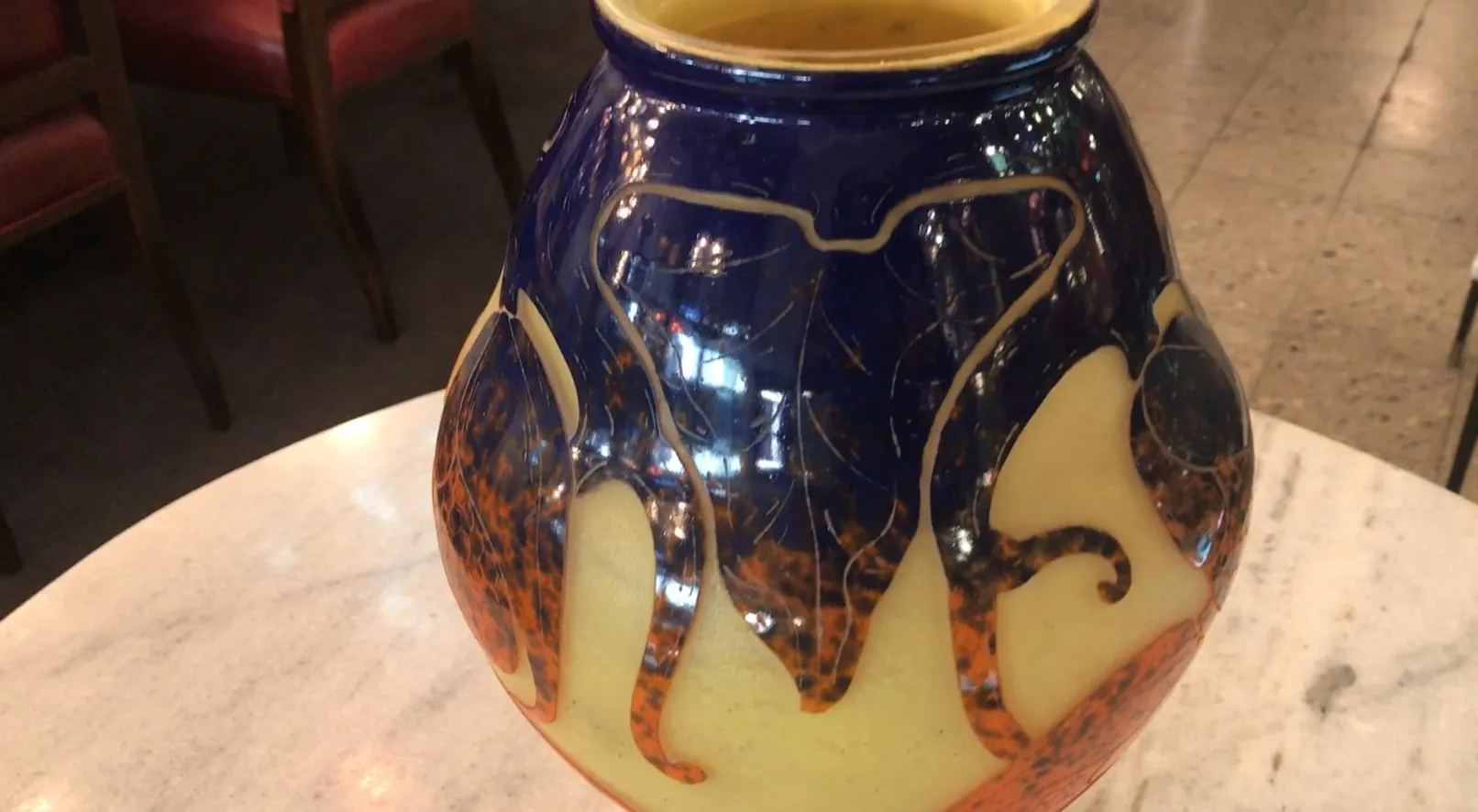 Vaso antigo com padrões de cores vibrantes.