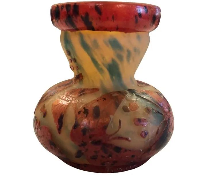 antikes Glas mit Unterschrift, bunt, in dekorativem Umfeld