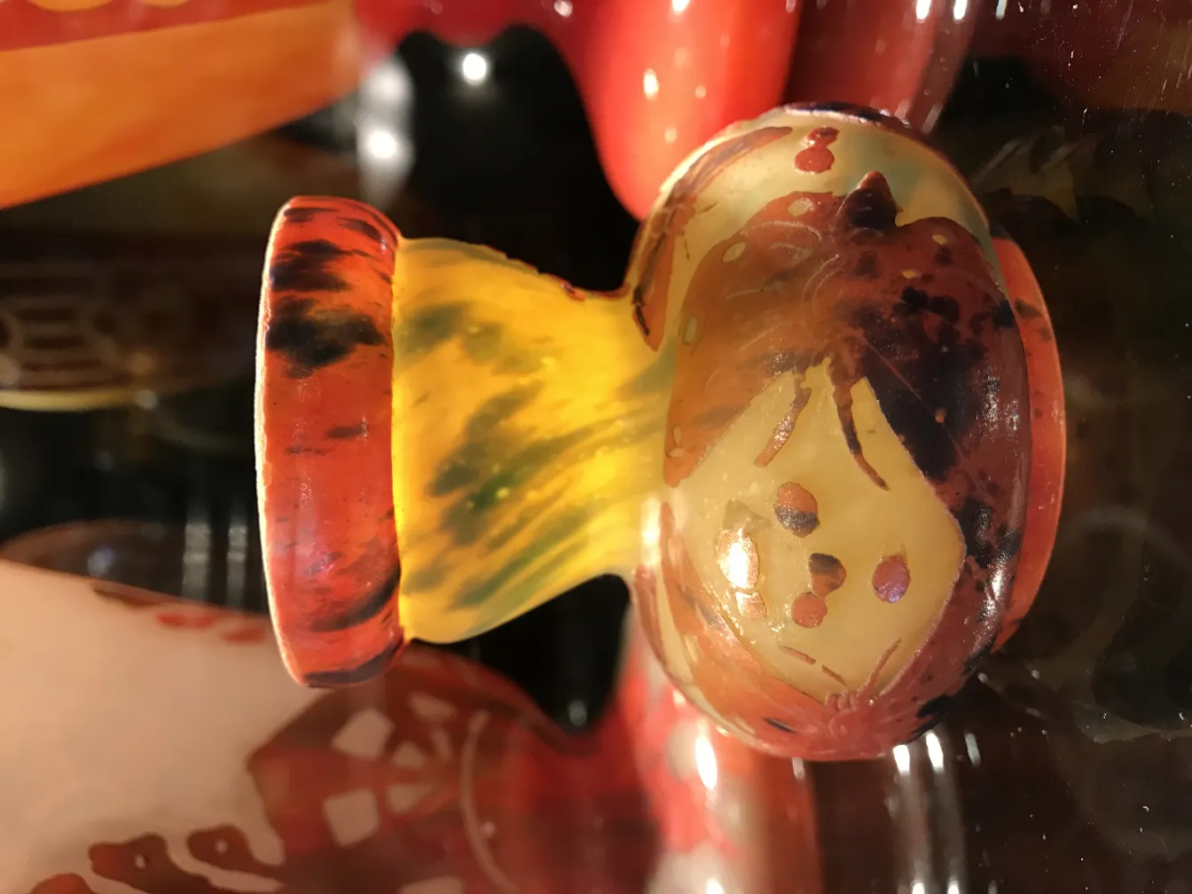 زجاج موقّع Le Verre بألوان متنوعة.