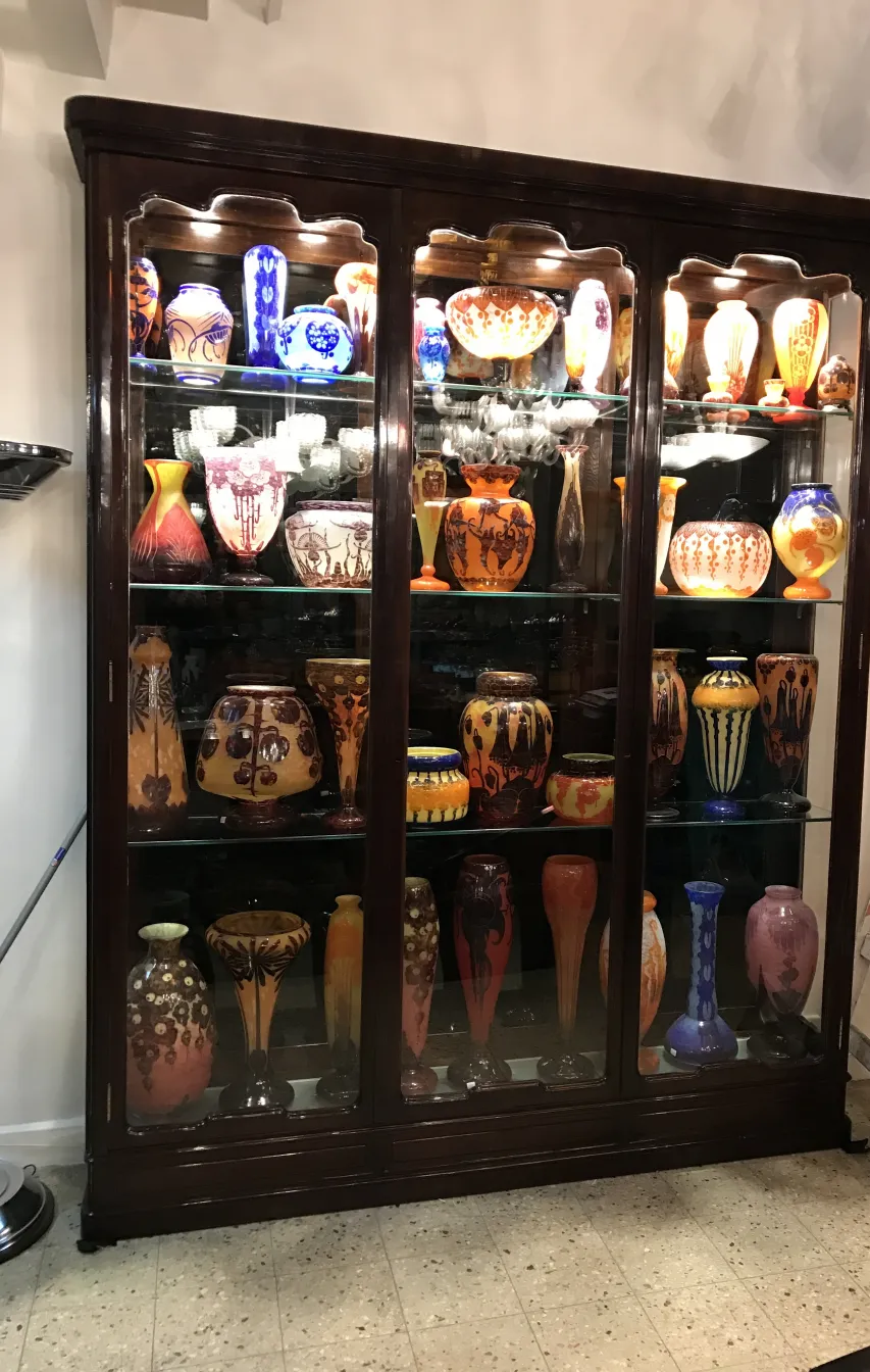 مجموعة من التحف مع زجاج موقّع Le Verre في عرض.