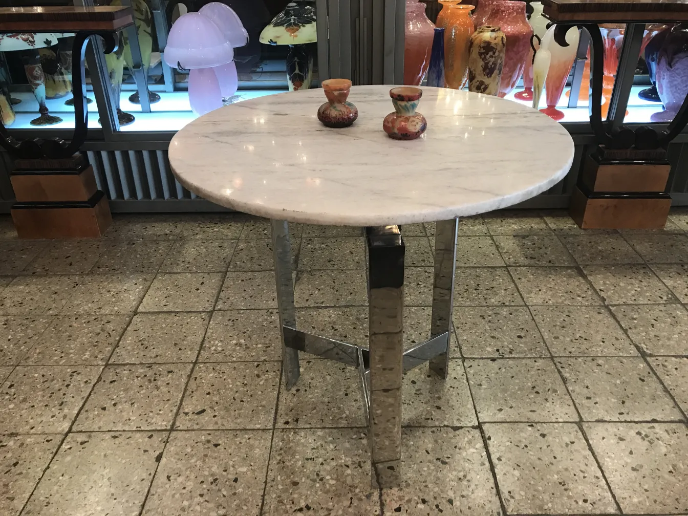 Tavolo rotondo con vetro firmato Le Verre e decorazioni