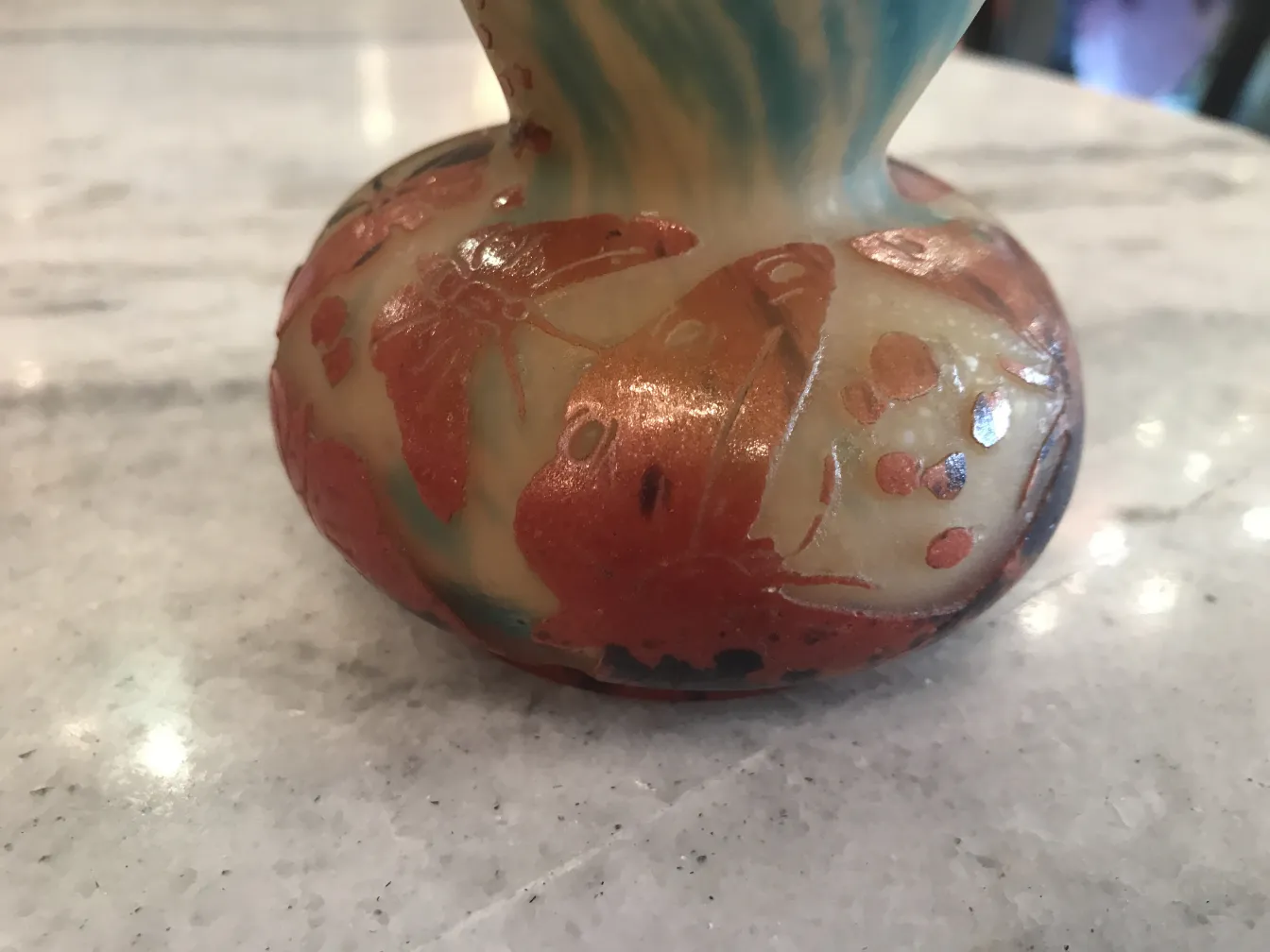 Vaso antico in vetro firmato Le Verre con design colorato