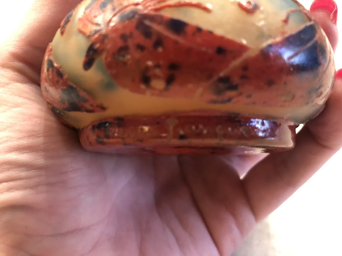 Antikes Glas mit verschiedenen Mustern und Farben, signiert.