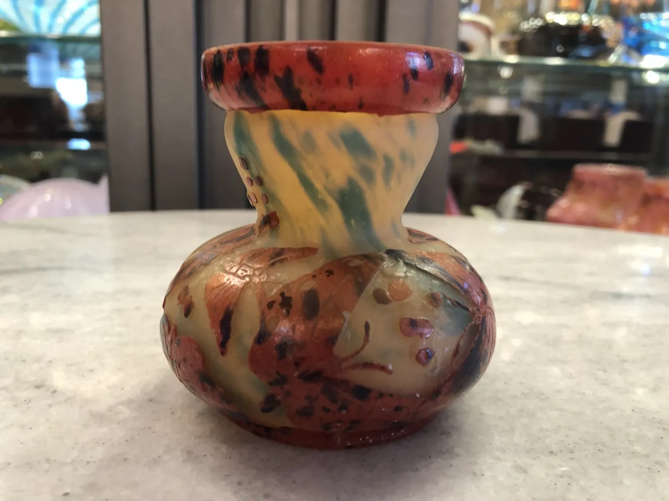 Antike dekorative Glasflasche, signiert Le Verre, mit lebhaften Farben