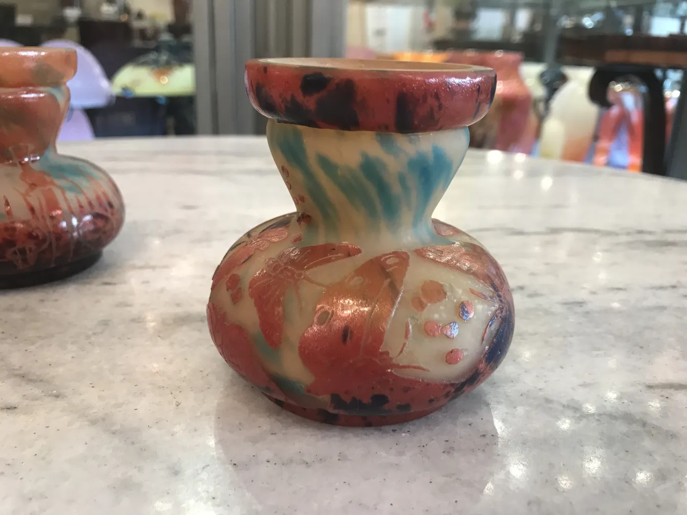 古いサイン入りグラス（Le Verre）カラフルな蝶の装飾