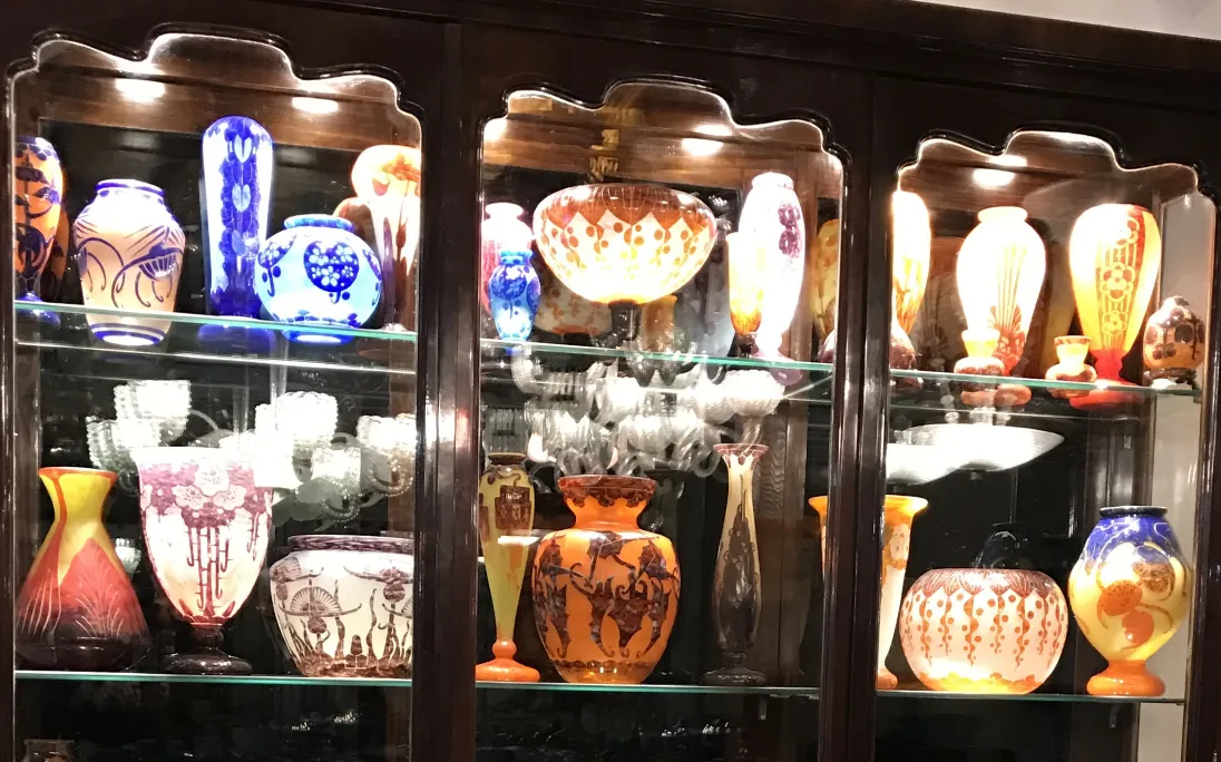 signiertes Glas Le Verre auf Regal mit anderen antiken bunten Gegenständen