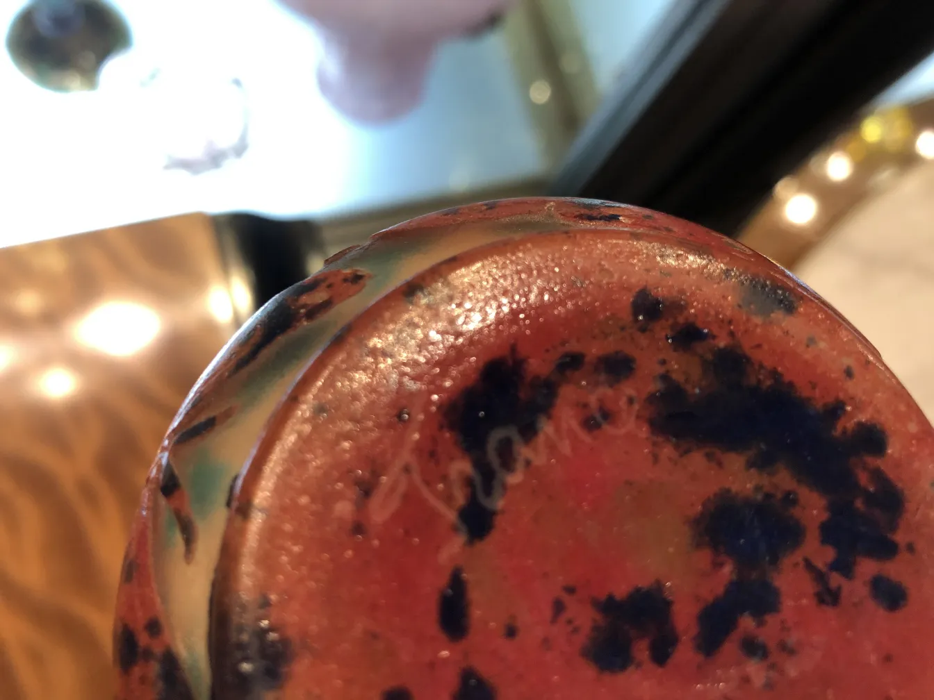 Vue de dessous d'un verre signé avec des détails rouges et bleus