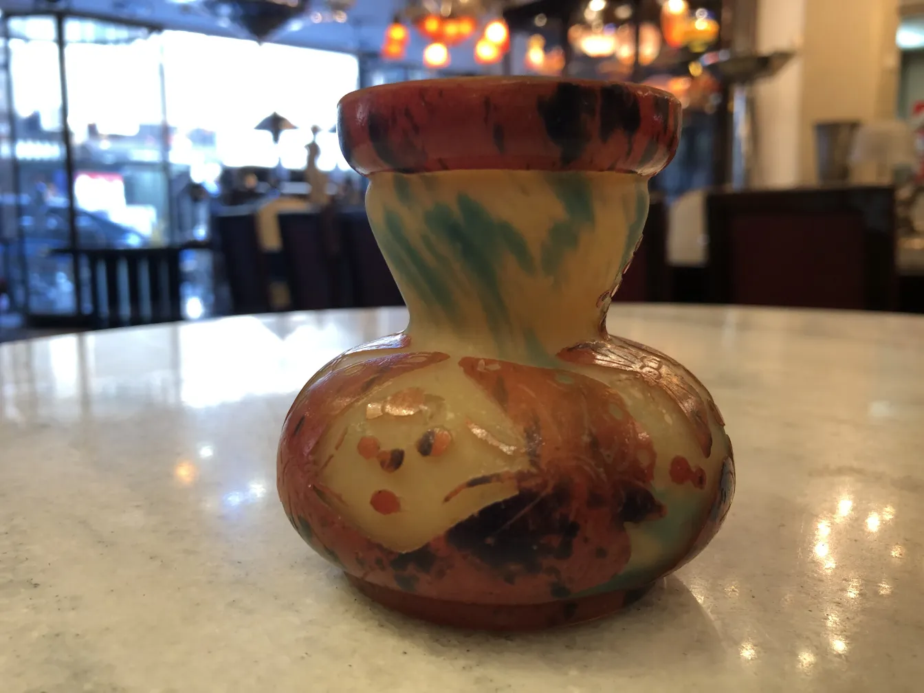 Verre ancien signé Le Verre avec des décorations artistiques