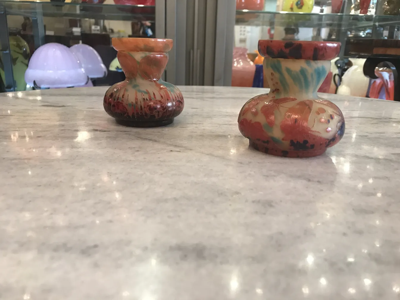 deux vases en verre décoratifs signés le verre en fond de magasin