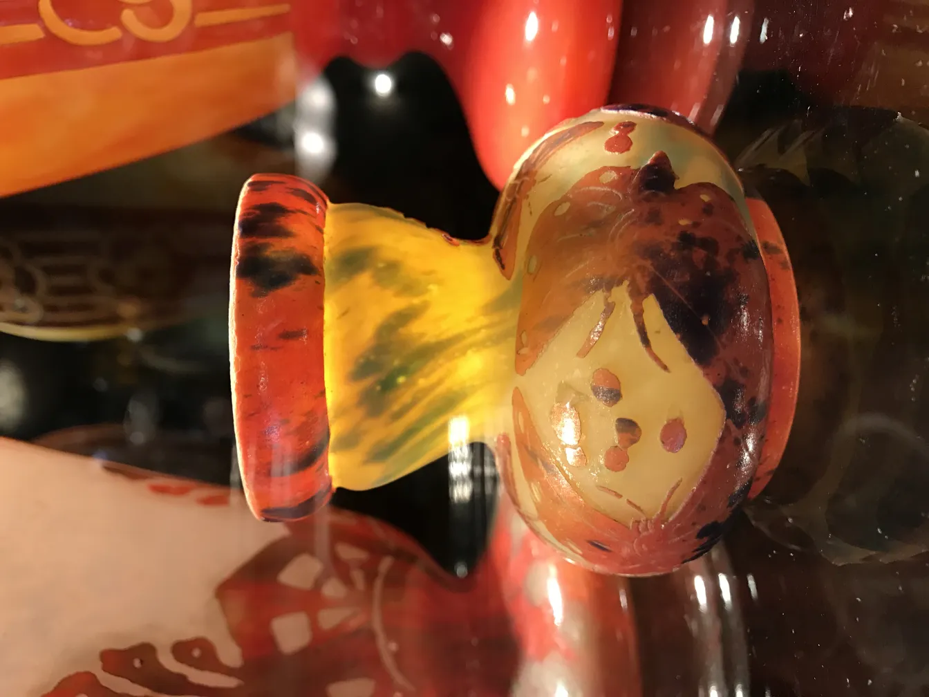 Antiquité verre signé Le Verre avec des couleurs vives et des détails visuels uniques.
