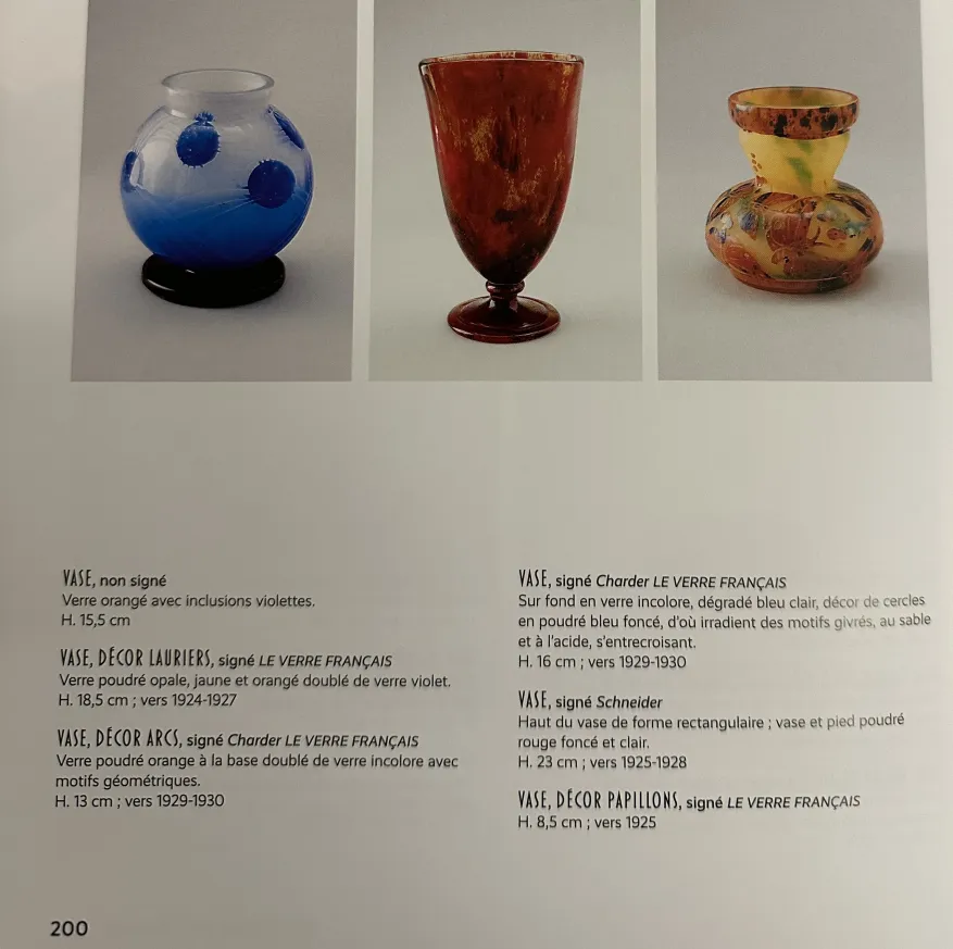 Vases anciens en verre avec designs variés et couleurs vives. Plusieurs styles.