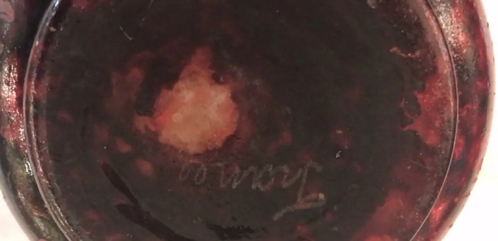 Verre ancien avec signature, le verre français sur fond sombre