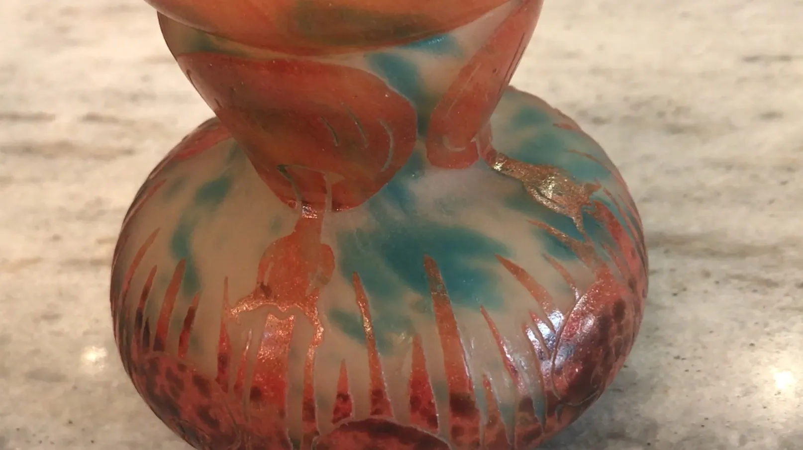 Vidrio firmado Le Verre con mezcla de colores vibrantes en un diseño artístico