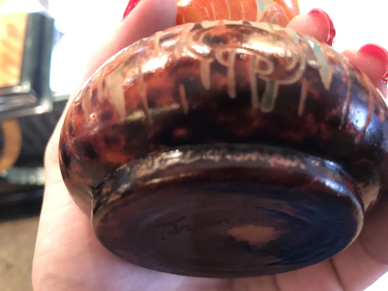 서명 있는 앤틱 유리잔 바닥, 흐릿한 배경.