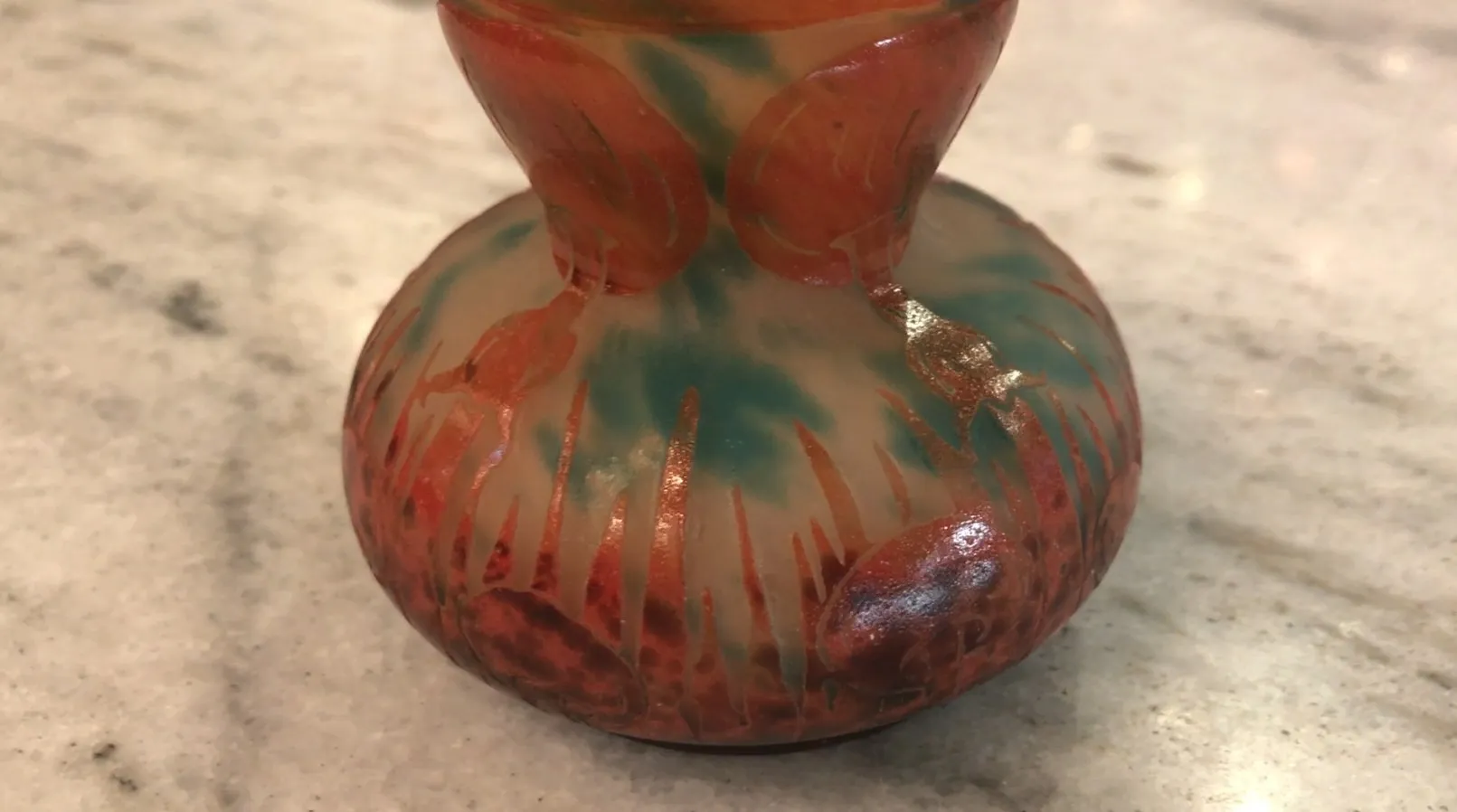 古董签名玻璃Le Verre，色彩柔和，形状流畅，背景中性