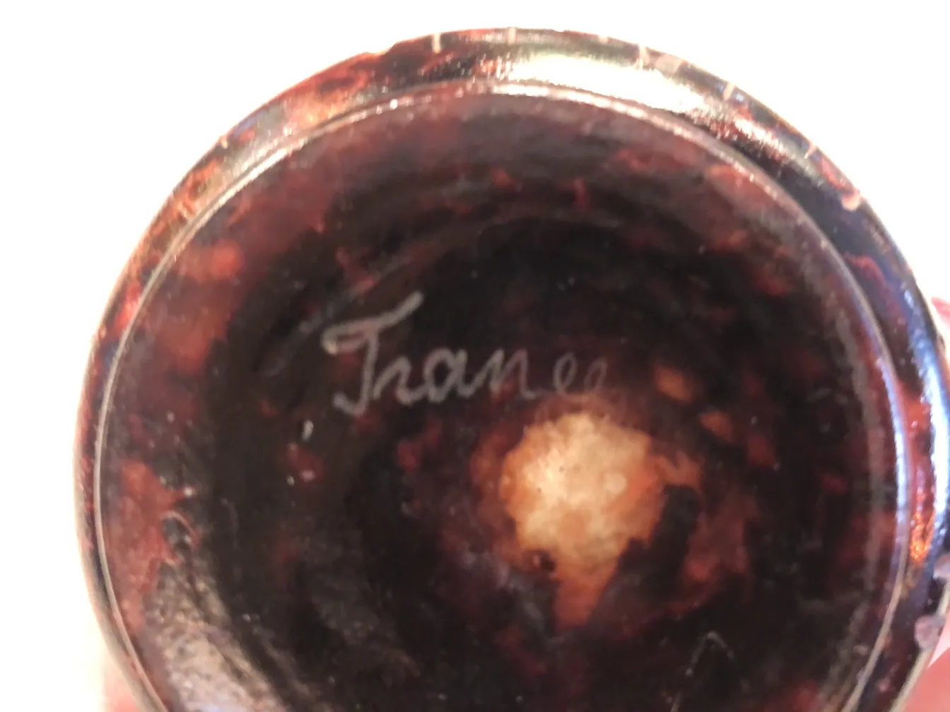 Vidro assinado Le Verre, cercado por um ambiente clássico.