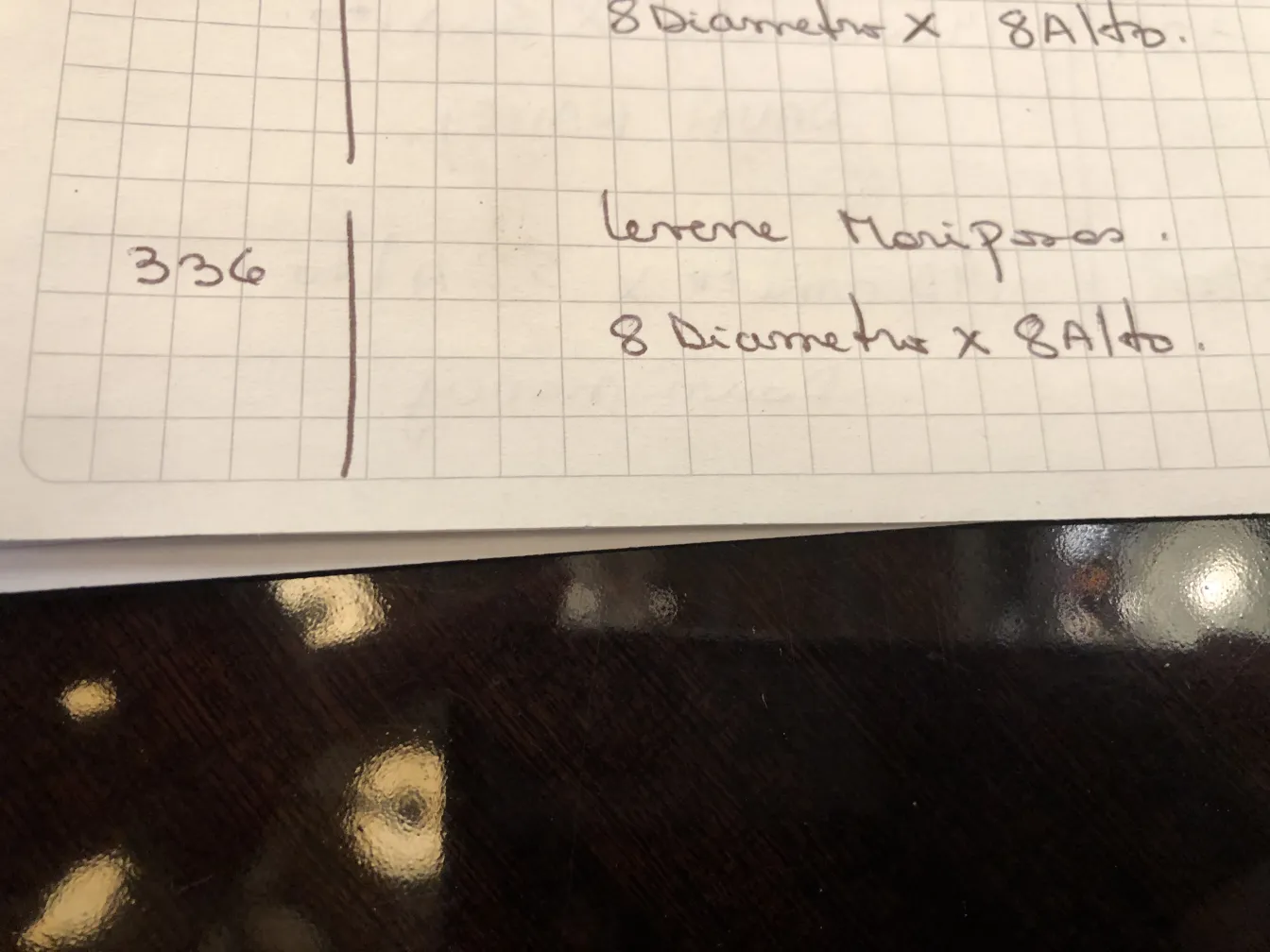 Vetro firmato Le Verre con dettagli chiari, antiquariato. Ambiente con scrittura evidenziata.