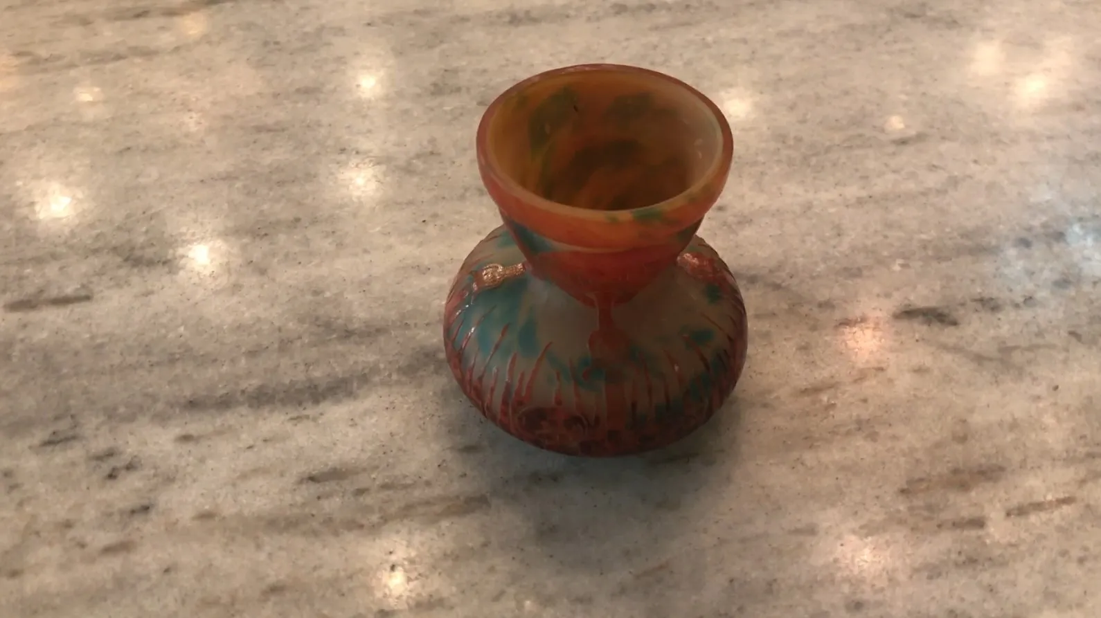 الزجاج القديم الموقّع le verre بتصميم ملون