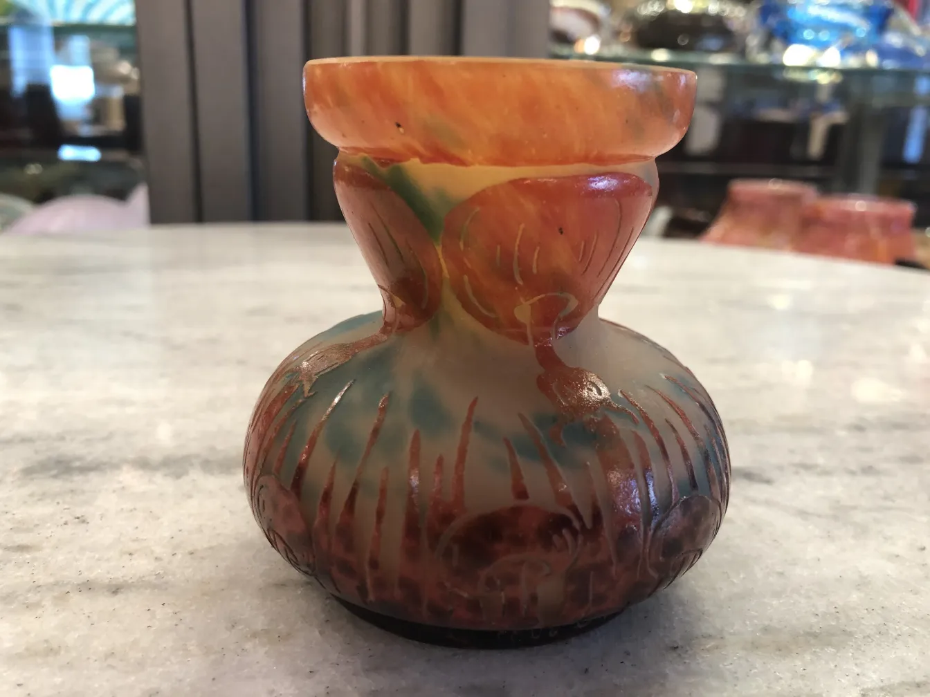 Verre ancien signé avec des détails décoratifs colorés, style élégant et unique.