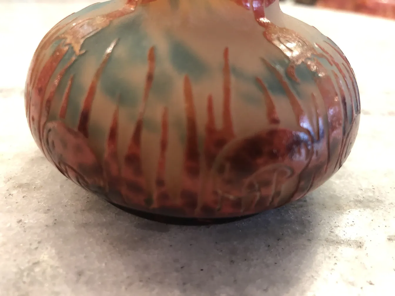 Vidro assinado Le Verre com detalhes artísticos em tons quentes