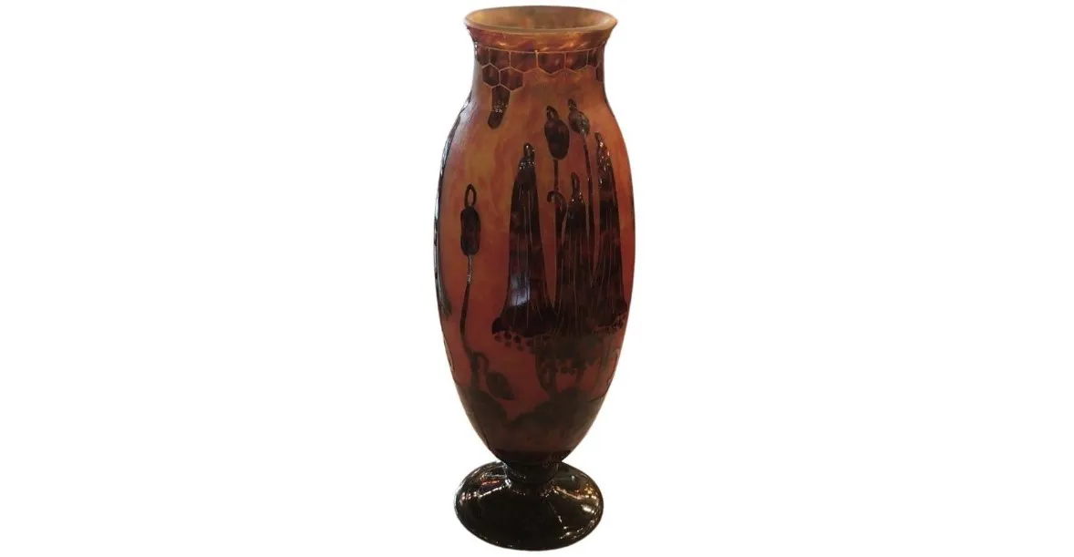  vase زجاجي موقّع قديم مع عناصر زخرفية.
