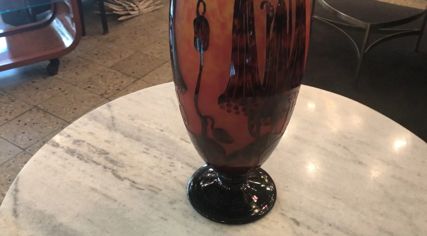 vaso antigo assinado Le Verre em tons quentes sobre superfície de mármore