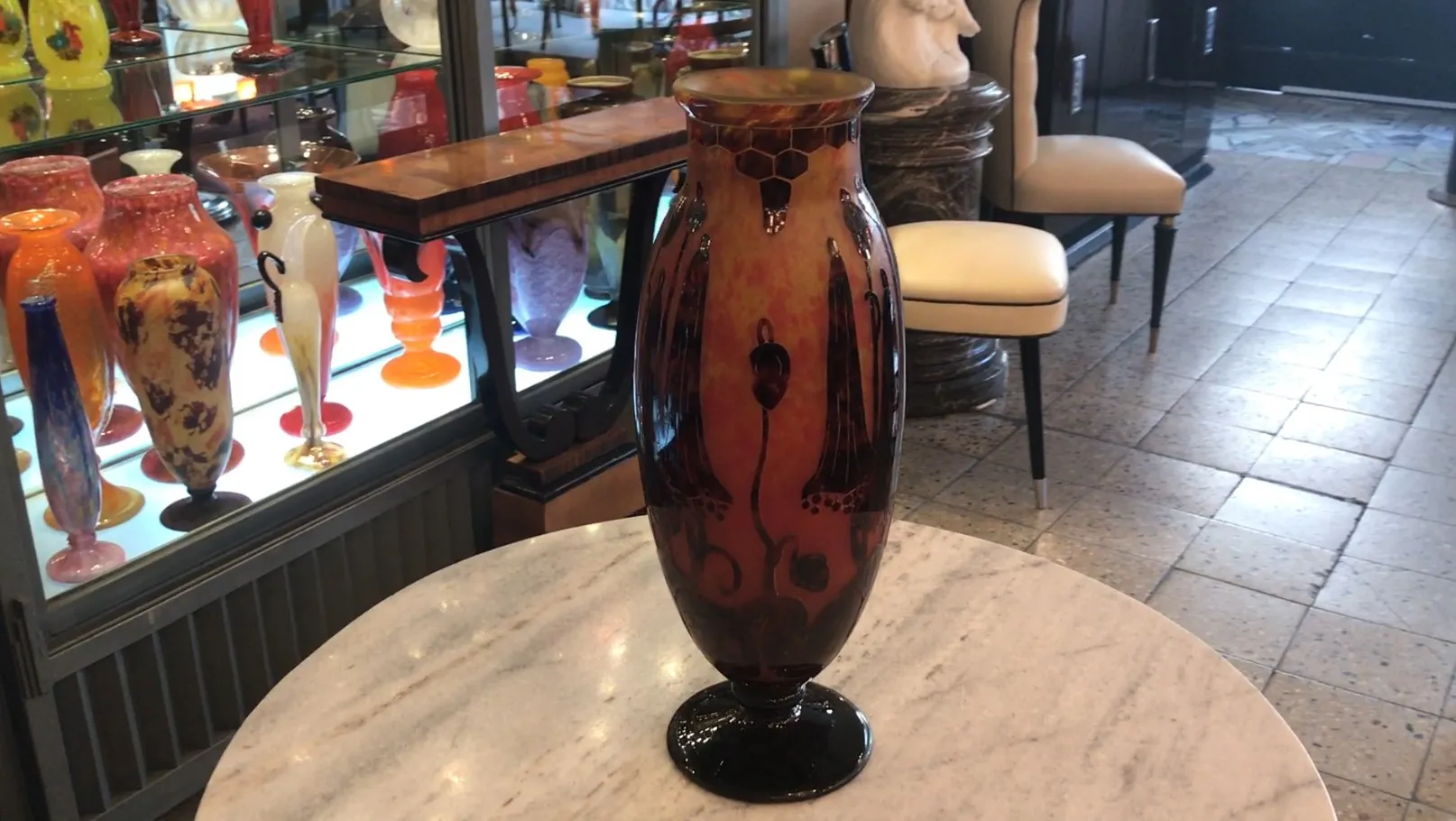 Vaso antico in vetro firmato Le Verre con dettagli artistici in un ambiente elegante