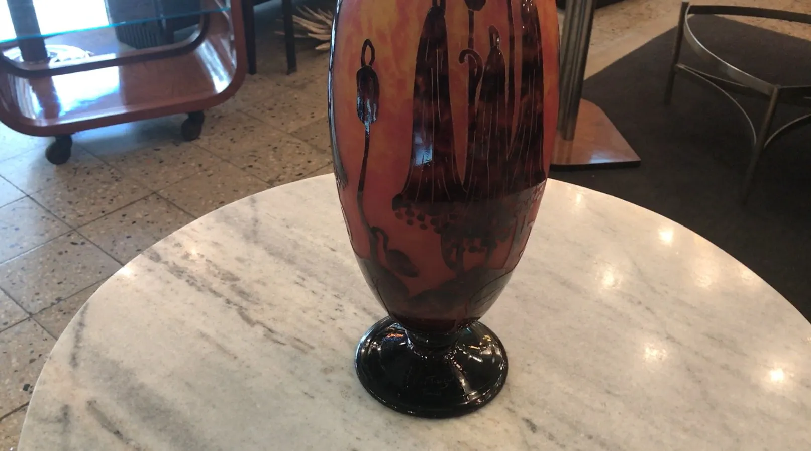 Vaso antiguo con diseño decorativo y base negra, le verre.