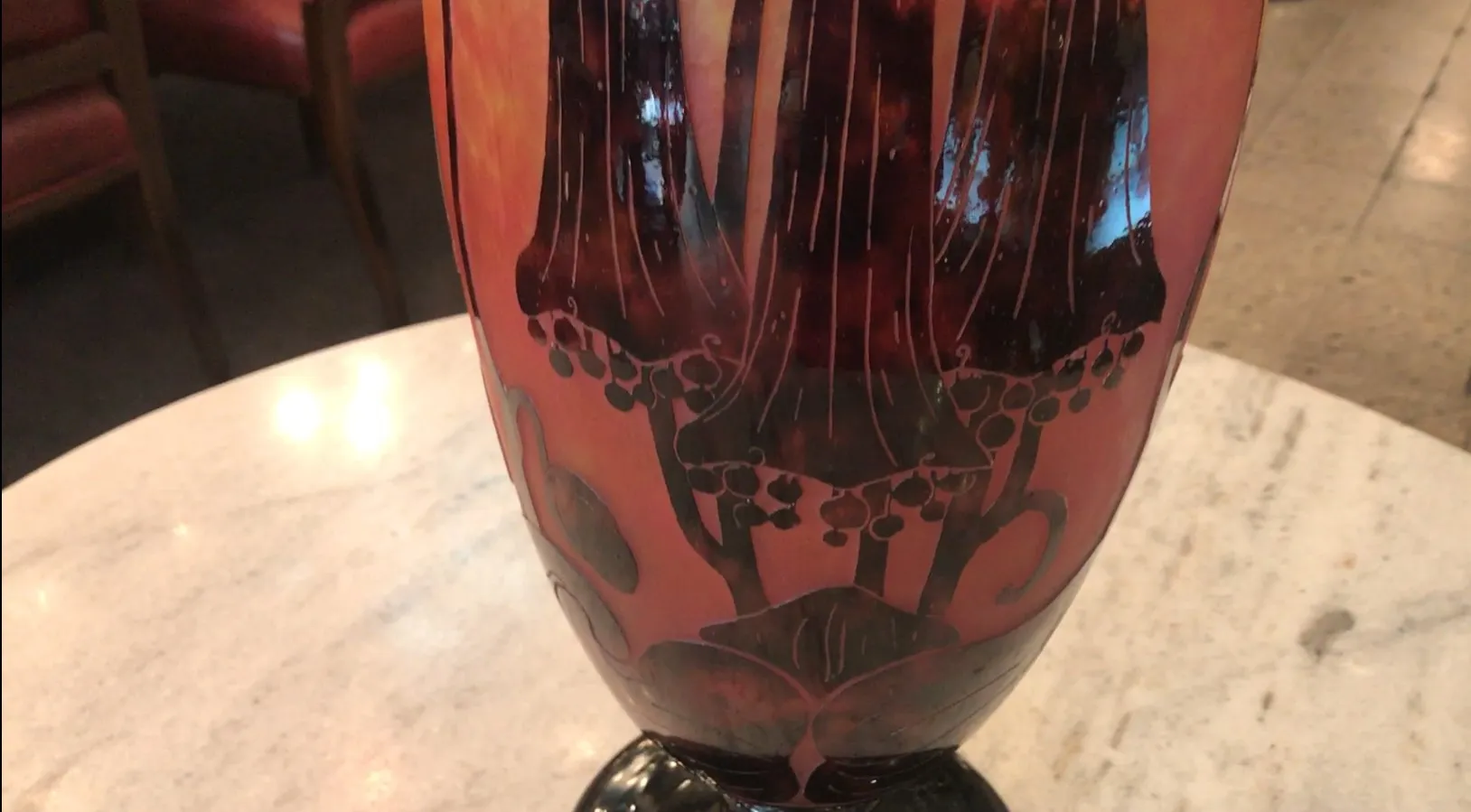 Vidrio antiguo firmado Le Verre con decoraciones florales