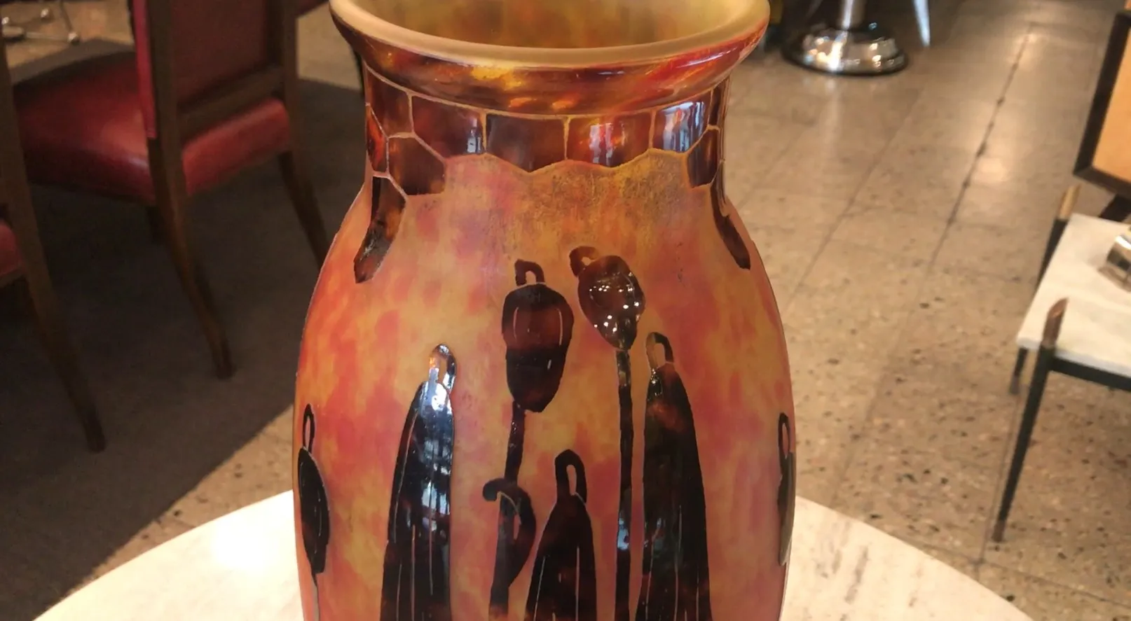 vaso antico in vetro firmato Le Verre dai colori vivaci