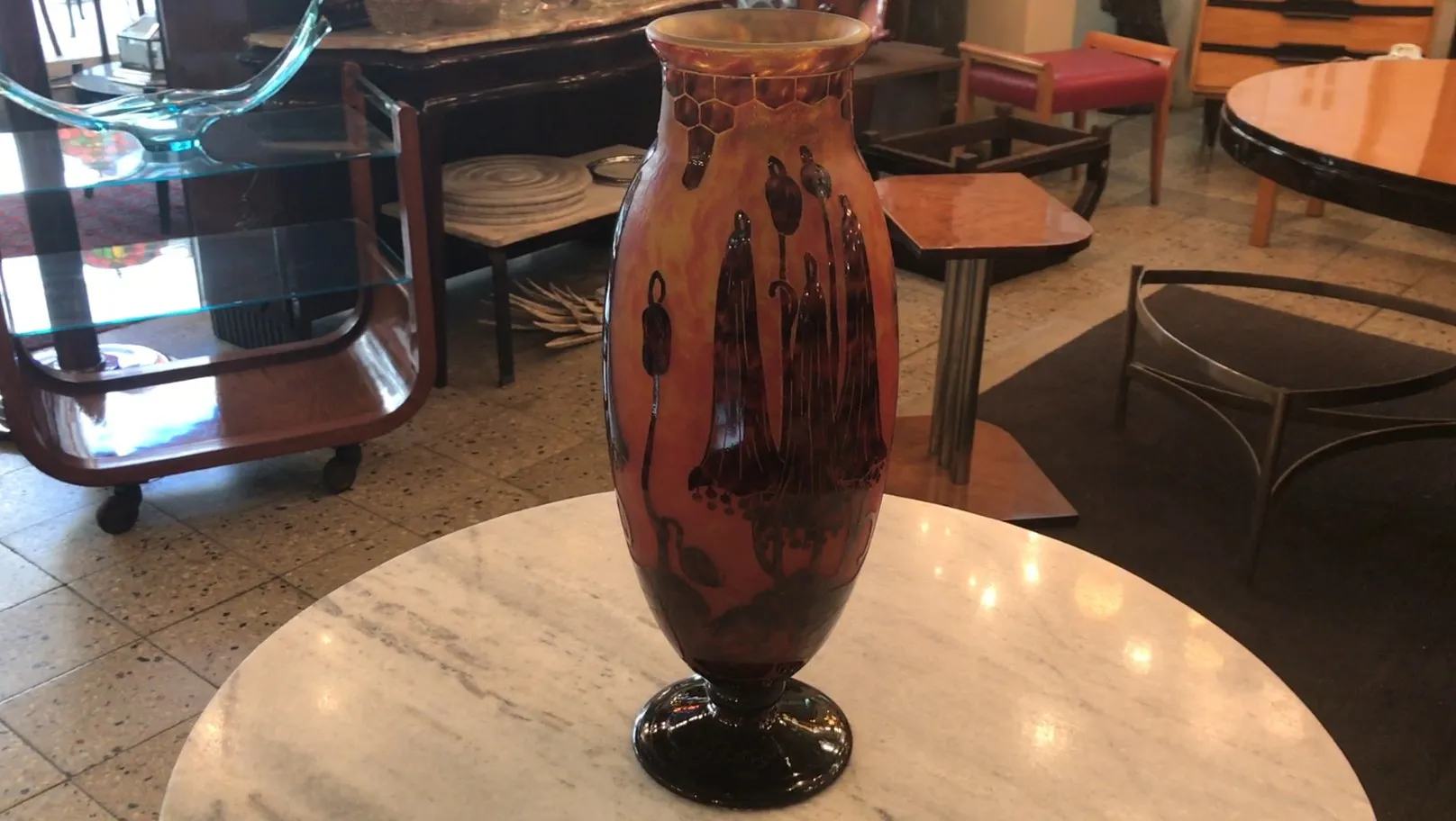 vase antico con dettagli neri e tonalità calde, Le Verre