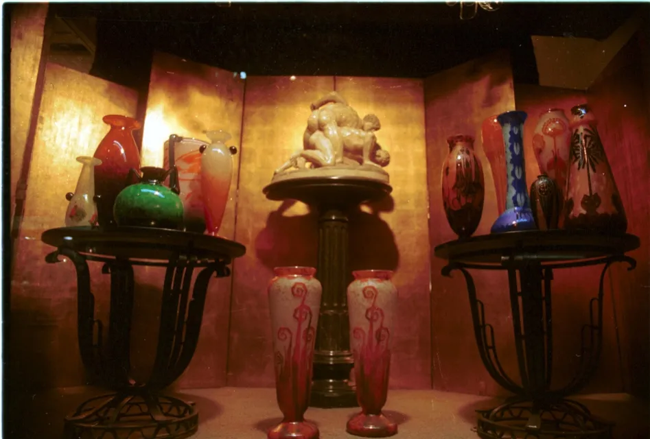 古董玻璃花瓶展示，色彩鲜艳，设计独特