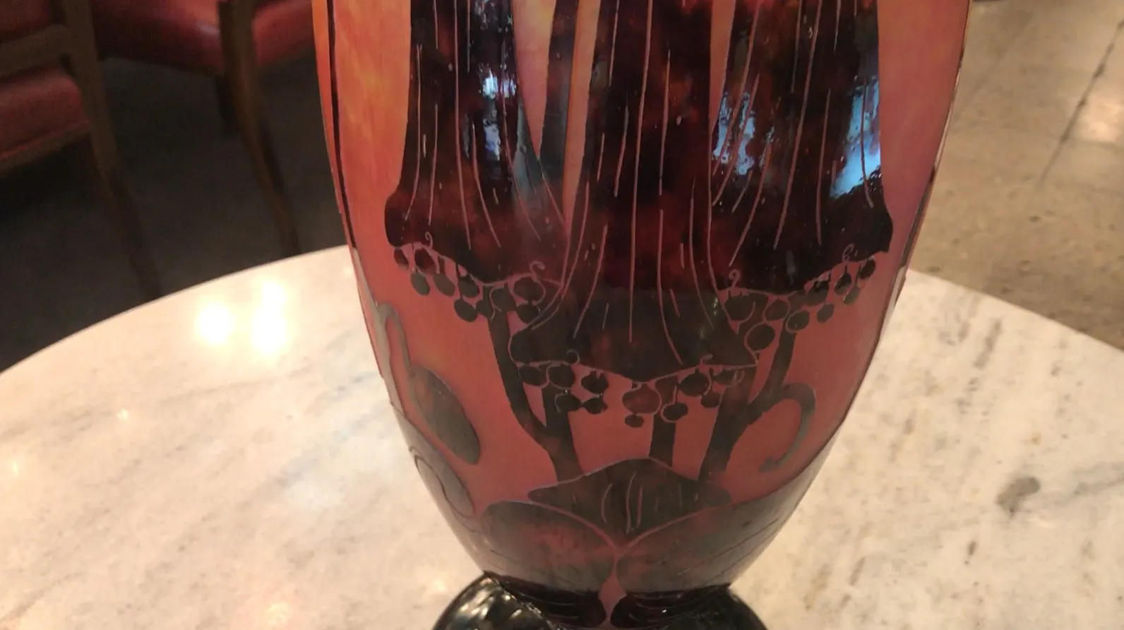 relleno de vidrio con diseño elegante y colorido, fondo oscuro