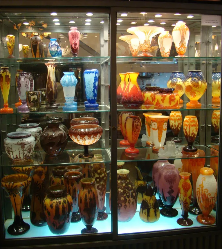 Sammlung von verschiedenen antiken Glasvasen und -gläsern.