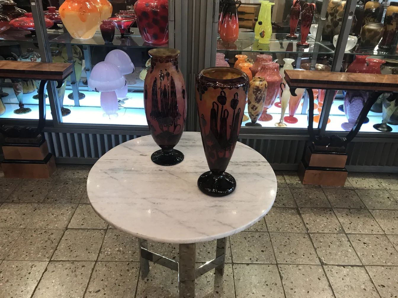 zwei antike signierte glasvasen le verre auf einem Tisch.